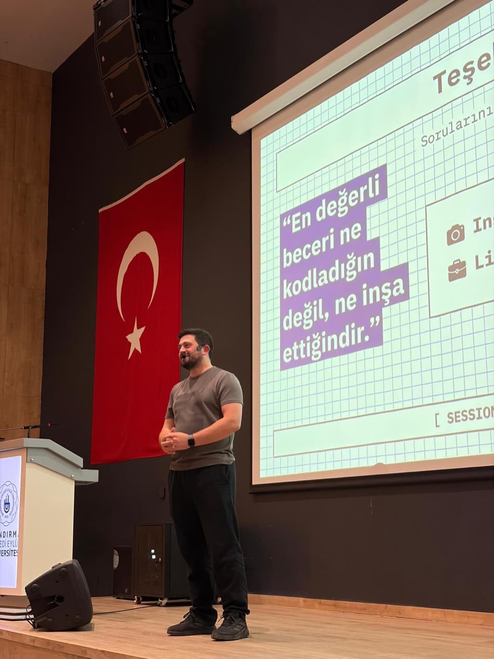 Oğuzhan Ferli, yazılım ve yapay zekâ üzerine sahnede sunum yaparken.